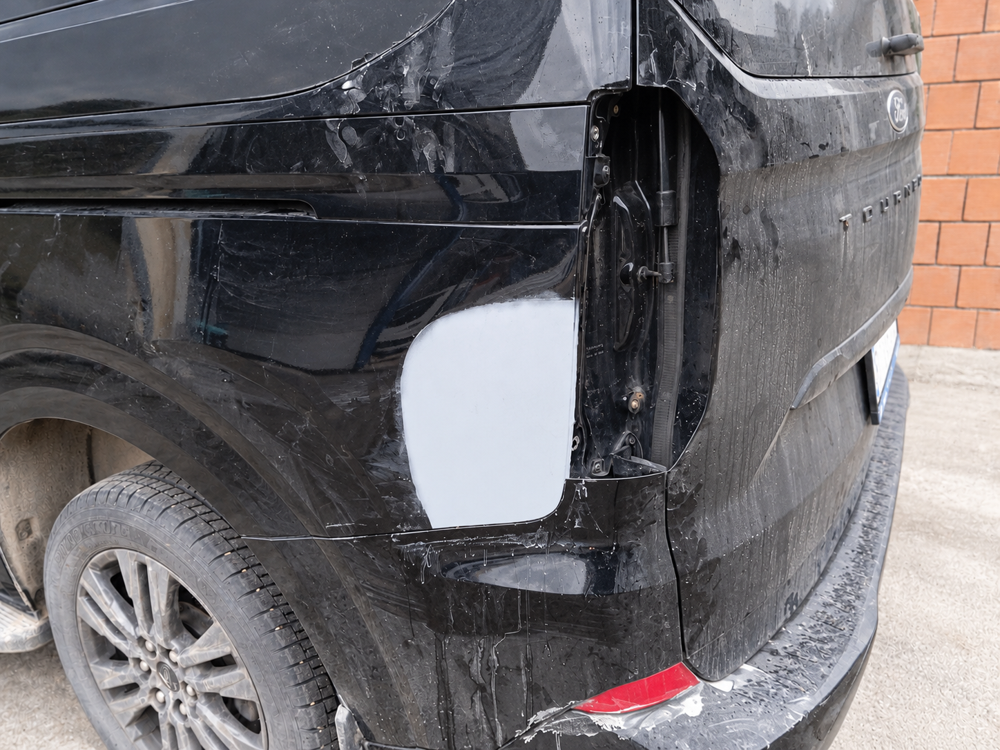 Lokal oto boya öncesi siyah Ford Tourneo