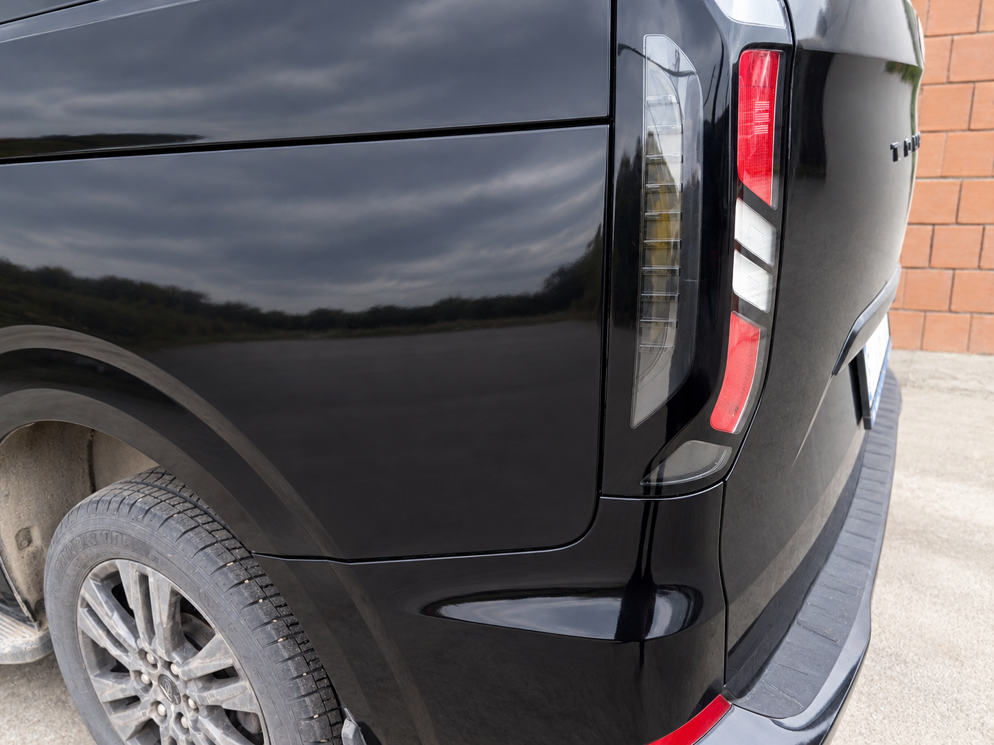 Lokal oto boya sonrası siyah Ford Tourneo